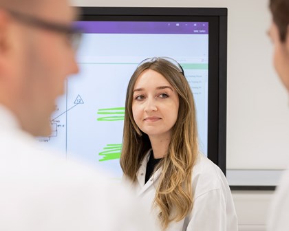 GSK kalite laboratuvarı çalışanı