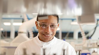 Gülümseyen bir laboratuvar çalışanı