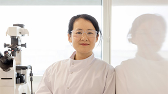 Gülümseyen bir bilim insanı