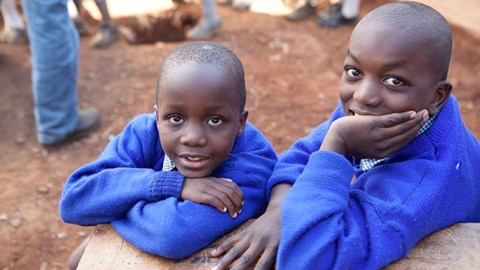 PHASE okul projesine katılan Kenya’daki bir okuldan öğrenciler