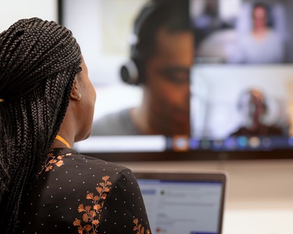 Bilgisayar başında online görüşme yapan bir kadın çalışan
