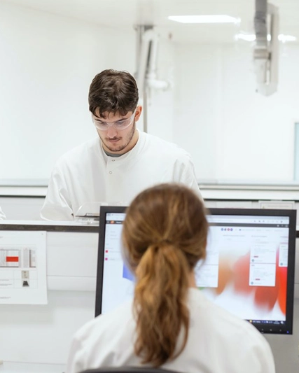 Çalışmalarını yürüten beş laboratuvar çalışanı