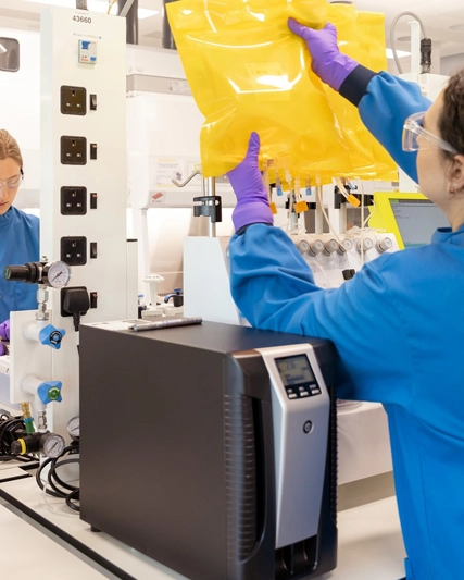 Laboratuvarda çalışan iki bilim insanı