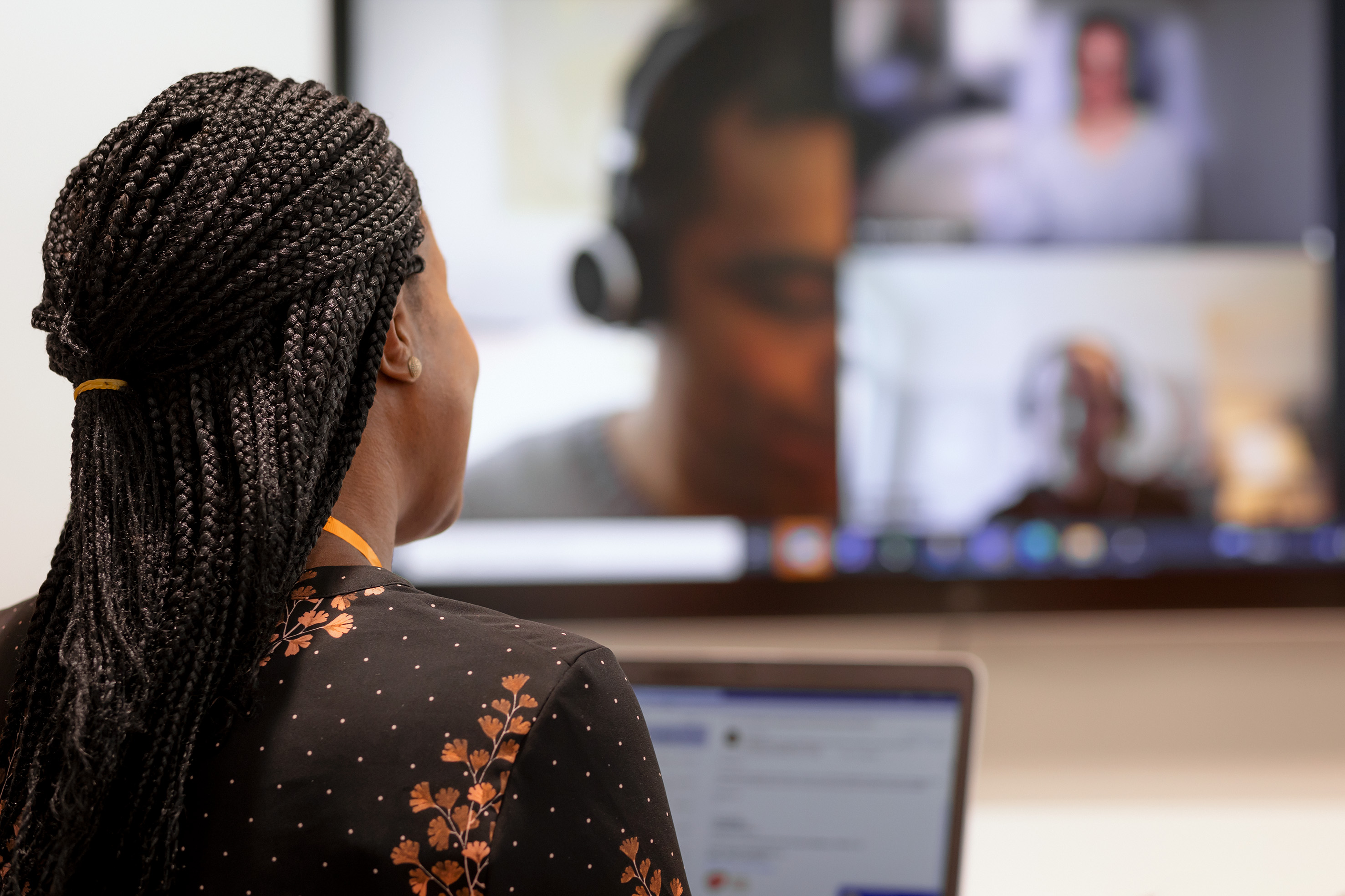 Bilgisayar başında online görüşme yapan bir kadın çalışan