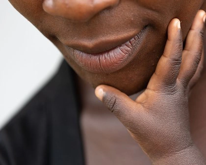 Annesinin yüzüne dokunan bir bebek