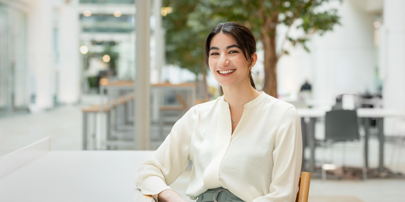 Gülümseyen bir çalışan