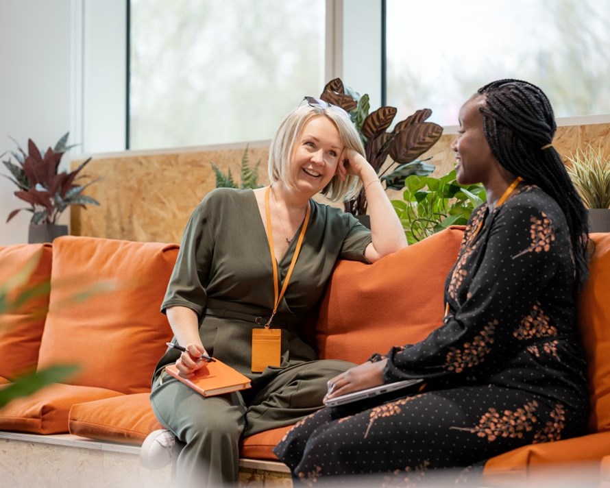 GSK ofisinde yüz yüze görüşme yapan iki çalışan