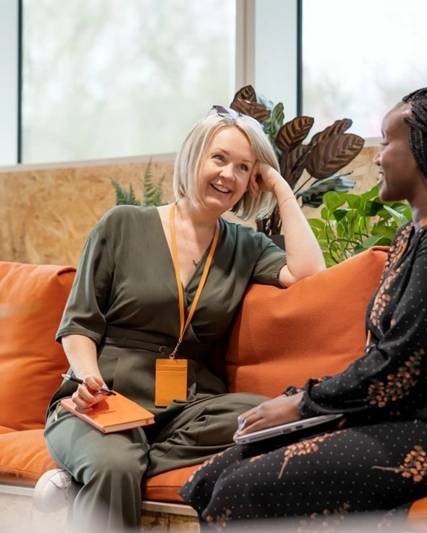 GSK ofisinde yüz yüze görüşme yapan iki çalışan