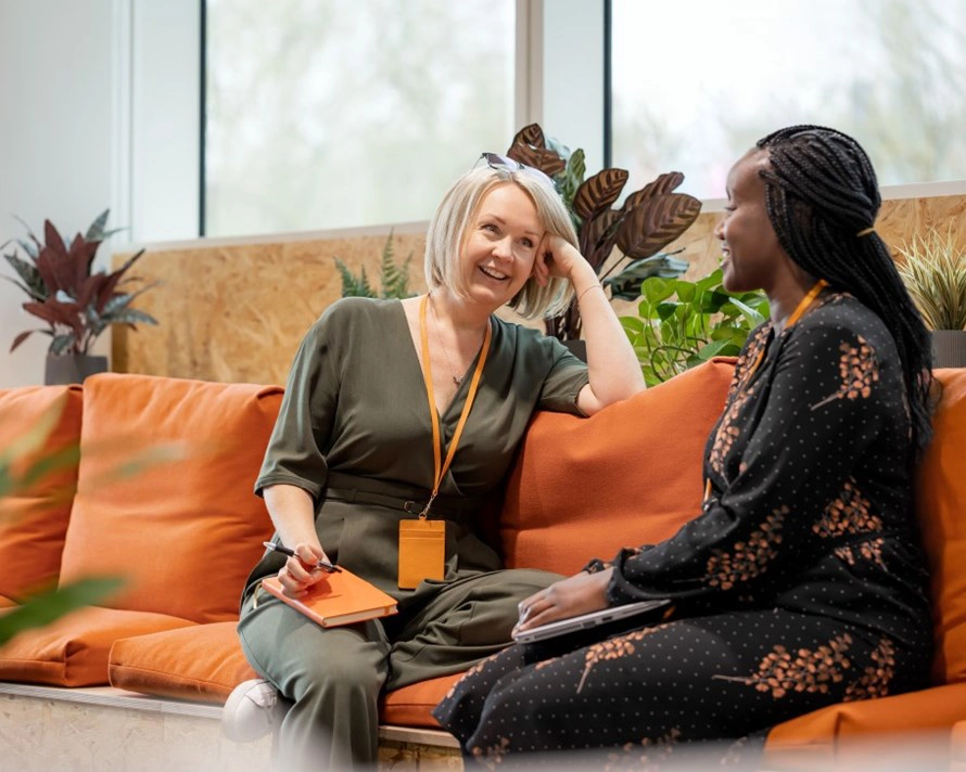 GSK ofisinde yüz yüze görüşme yapan iki çalışan