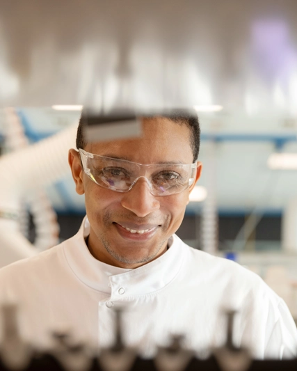 Gülümseyen bir laboratuvar çalışanı