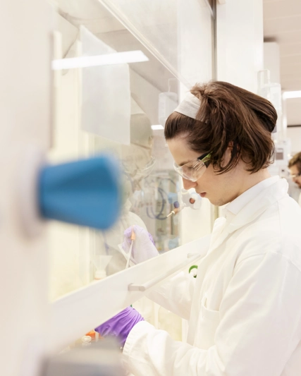 Ar-Ge laboratuvarında çalışan bir bilim insanı