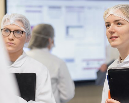 Dinleyen iki çalışan