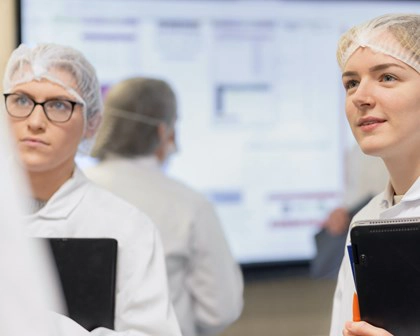 Dinleyen iki çalışan