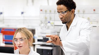 İki bilim insanı laboratuvarda çalışıyor