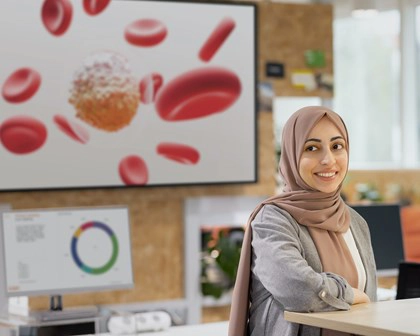 Masa başında ayakta genç bir kadın çalışan