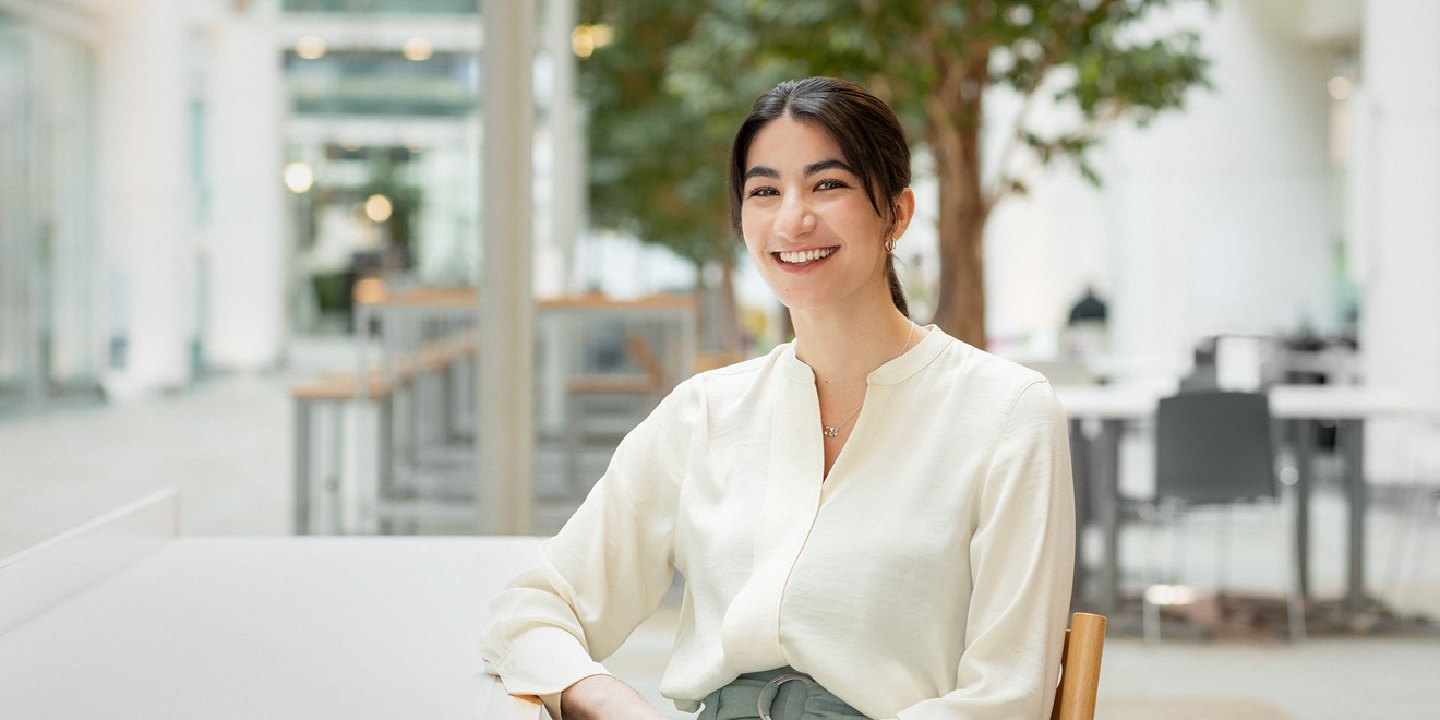 Gülümseyen bir çalışan