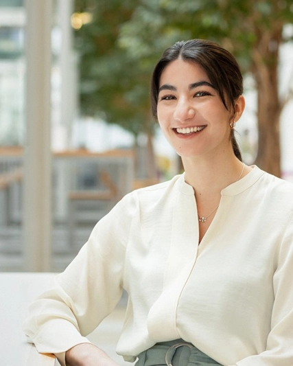 Gülümseyen bir çalışan