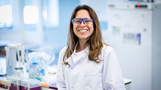 Gülümseyen bir laboratuvar çalışanı